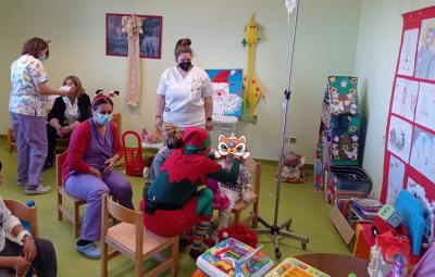 Χριστουγεννιάτικες μελωδίες και παιδικά χαμόγελα πλημμύρισαν την Παιδιατρική του Νοσοκομείου Βέροιας