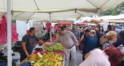 Ο Κώστας Βοργιαζίδης δίπλα στους παραγωγούς και εμπόρους της Λαϊκής Αγοράς Μακροχωρίου