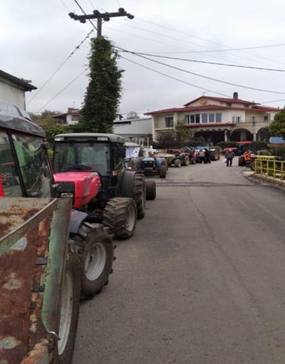 Διαμαρτυρία με τρακτέρ έκαναν οι μηλοπαραγωγοί στο Ροδοχώρι Νάουσας