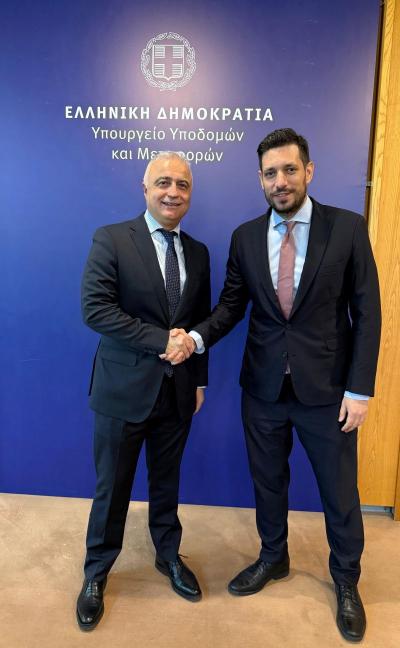 Ειδικό λεωφορείο για τον αρχαιολογικό χώρο των Αιγών. Στο τραπέζι ο προαστιακός και η πεζογέφυρα στην Αλεξάνδρεια.