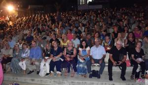 «Ούτε Μπρος ούτε Πίσω»: Μια Σατυρική Ματιά στην Σύγχρονη Ελληνική Πραγματικότητα