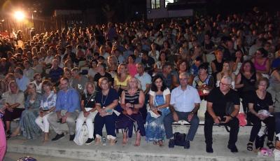 «Ούτε Μπρος ούτε Πίσω»: Μια Σατυρική Ματιά στην Σύγχρονη Ελληνική Πραγματικότητα