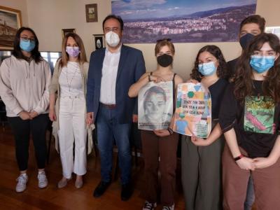 Μαθητές του 4ου ΓΕΛ Βέροιας στον Δήμαρχο Βέροιας - Φιλοτέχνησαν αφίσες κατά της έμφυλης βίας