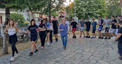 Η νεολαία του Ξηρολιβάδου μαθαίνει παραδοσιακούς χορούς