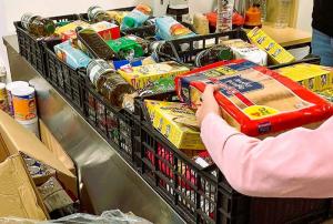 Αναδιανομή προϊόντων στην Αλεξάνδρεια σε δικαιούχους του Κοινωνικού Εισοδήματος Αλληλεγγύης (ΚΕΑ)