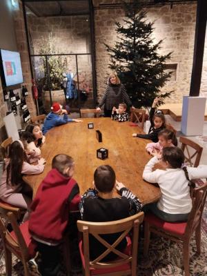 Το ΚΔΑΠ Δήμου Νάουσας στόλισε το χριστουγεννιάτικου δένδρου στη &quot;ΒΙΒΟΝ&#039;&#039;, την πρώτη Βιβλιοθήκη Οίνου της χώρας