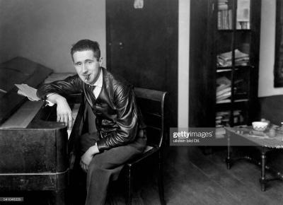 O Bertolt Brecht, φωτογραφημένος από τους Zander &amp; Labisch στο διαμέρισμά του, στο Βερολίνο της Δημοκρατίας της Βαϊμάρης, τον καιρό που συνέγραφε την Dreigroschenoper (1927-28) και λίγο πριν εγκαταλείψει την Γερμανία της εκτροπής και της παρακμής, μετά τις εκλογές του 1932-33 (πηγή: The New York Review of Books/Ullstein Bild/Getty Images).