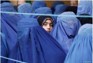 Όταν οι κοινωνικοί κανόνες γίνονται θανάσιμα δεσμά