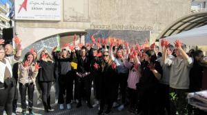 Μαθητές και εκπαιδευτικοί ύψωσαν τα χέρια κατά της βίας, στην πλατεία Δημαρχείου Βέροιας