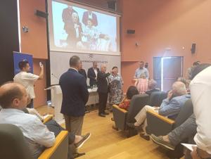 Απονομή τιμητικής πλακέτας από τον πρόεδρο της ΚΕΔΕ κ. Λ. Κυρίζογλου  στην υπουργό ΥΠΠΟ κ. Λ. Μενδώνη