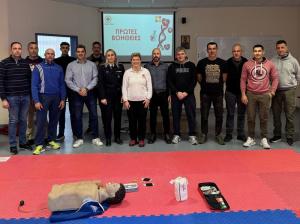 Δώρισε απινιδωτή στην Ένωση Αστυνομικών Υπαλλήλων Ημαθίας και σεμινάριο πρώτων