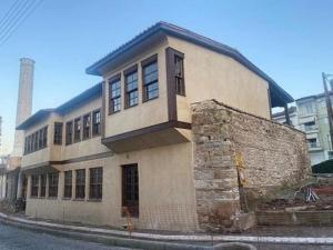 Η νεόκτιστη κατασκευή που αποκρύπτει το Βυζαντινό Μνημείο, ενώ φθείρεται με ταχύ ρυθμό λόγω των επισφαλών υλικών οικοδόμησης και των καιρικών συνθηκών