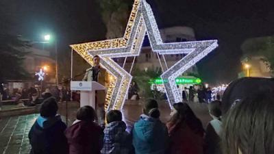 Με χριστουγεννιάτικες μελωδίες, φως και χαρά «πλημμύρισε» η πλατεία της Νάουσας στην φωταγώγησης του χριστουγεννιάτικου δέντρου