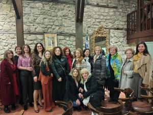 «Γυναικών Ψίθυρος»: Μια βραδιά αφιερωμένη στη δύναμη και τη φωνή των γυναικών