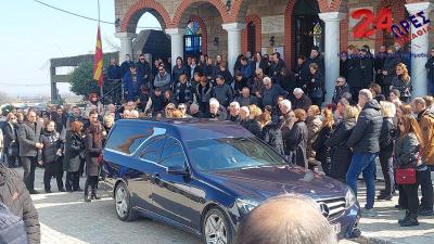 Ράγισαν καρδιές στην κηδεία της Έλενας Δουρμίκα στη Βέροια (vid)