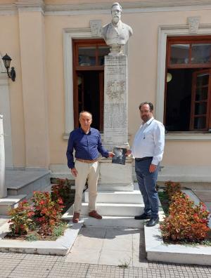 Δωρεά του βιβλίου “ΓΕΩΡΓΙΟΣ ΜΠΟΝΑΝΟΣ ΚΕΦΑΛΛΗΝ ΕΠΟΙΕΙ” στον Δήμαρχο Βέροιας