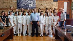 Οι πρωταθλήτριες του Τμήματος Αισθητικής του Φιλίππου στον Δήμαρχο Βέροιας