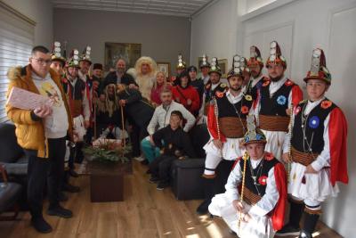 Οι Μωμόγεροι της Ευξείνου Λέσχης Ποντίων Νάουσας στο Δημαρχείο