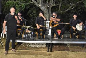 Ο Αντώνης Μαρτσάκης εντυπωσίασε στο Αρκουδοχώρι / Μια αυθεντική κρητική βραδιά που άνοιξε το φετινό πολιτιστικό καλοκαίρι