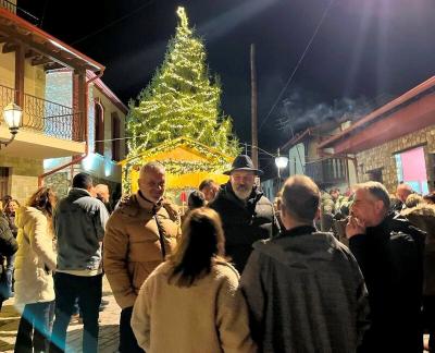 Φωταγωγήθηκαν τα Χριστουγεννιάτικα Δέντρα των Τοπικών Κοινοτήτων του Δήμου Νάουσας