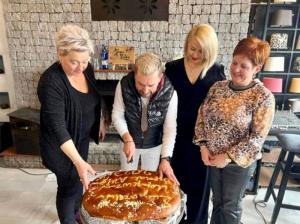 To Σωματείο Κομμωτών και Κουρέων Βέροιας-Αλεξάνδρειας έκοψε την πίτα του