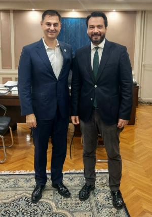 Ο Τάσος Μπαρτζώκας στον Υφυπουργό Οικονομικών, Χάρη Θεοχάρη, για το πρόβλημα με τα POS στις λαϊκές αγορές.