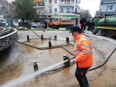 Αντικατάσταση κάδων απορριμμάτων, καθαρισμός γεμιστικών και συντριβανιών στον Δήμο Νάουσας