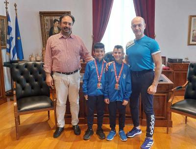 Οι ασημένιοι πρωταθλητές του Βαλκανικού Πρωταθλήματος Καράτε Παίδων στον Δήμαρχο Βέροιας