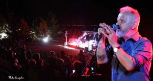 Μια υπέροχη βραδιά με τον Χρήστο Θηβαίο στο Βυζαντινό κάστρο της Αρχαίας Πύδνας στο Μακρύγιαλο