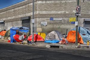 Σκηνές αστέγων στην περιοχή Skid Row του Los Angeles, φωτ. του Russ Allison Loar, από την προσωπική του σελίδα στο Flickr, συλλογή "Homeless - On the street" (8-7-2018)