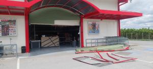 Διέρρηξαν το "ΜΑΖΙ" market στη Βέροια. Υπόθεση δολιοφθοράς, αφού δεν έκλεψαν χρήματα και προϊόντα.