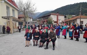 Γυναίκες του Δασκίου αυθόρμητα αναβιώσαν το έθιμο «Συρβιρό γαϊτάνι» (φωτό+vid)