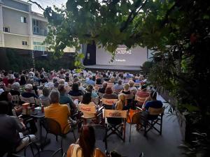 «Σαν ΣΤΑΡ του θερινού σινεμά»: Αναβάλλεται για τις 7 Αυγούστου η «Πλεξούδα», λόγω βροχής