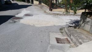 Είναι τραγική η κατάσταση!!! Απροσπέλαστη λακκούβα!!!