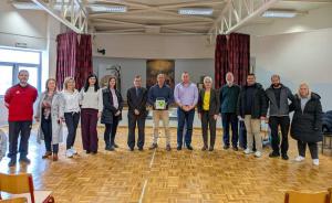 Ο Αντιδήμαρχος Βέροιας Θανάσης Δέλλας δώρισε απινιδωτή στο Δημοτικό στα Ριζώματα