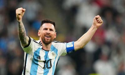 Το παγκόσμιο κύπελλο στα χέρια του Μέσι και την τροπαιοθήκη της Αργεντινής