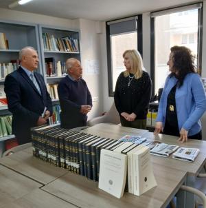 Η Εύξεινος Λέσχη Βέροιας δώρισε βιβλία στην Δημόσια Βιβλιοθήκη Βέροιας