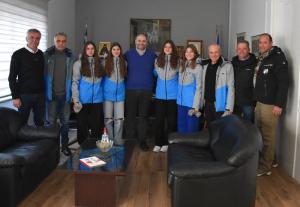 Επίσκεψη αθλητριών του ΕΟΣ Νάουσας στον Δήμαρχο Νίκο Κουτσογιάννη