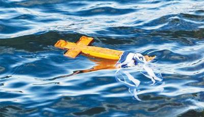 H ρίψη Τιμίου Σταυρού στο κολυμβητήριο της Αλεξάνδρειας