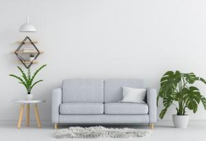 Πώς να διακοσμήσετε ένα μικρό σαλόνι χωρίς να φαίνεται «φορτωμένο»