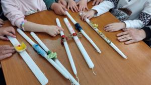 Πασχαλινή Συνάντηση Αγάπης: Νηπιαγωγείο και ΚΗΦΗ έφτιαξαν μαζί λαμπάδες και αυγά