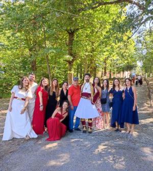 Ένας Γάμος με Παραδοσιακή Σφραγίδα στην Ελαφίνα: Η Μαγική Συνάντηση Παρελθόντος και Παρόντος