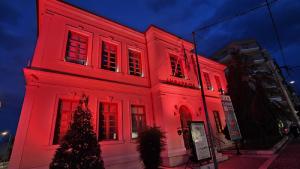 Στα "κόκκινα" φωταγωγήθηκε σήμερα το Δημαρχείο Βέροιας