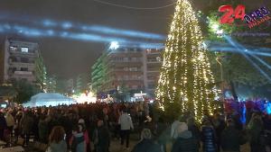 Με παραδοσιακή μουσική και ζεστό κρασί άναψε το χριστουγεννιάτικο δένδρο στη Βέροια