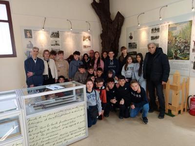 Mαθητές του 2ου Γυμνασίου Νάουσας στο «Μνημείο θυσίας Καπετάν Άγρα και Αντώνη Μίγκα» και το «Μουσείο Μακεδονικού Αγώνα»