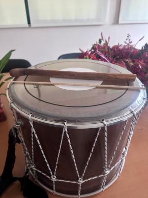 Δώρισε νταούλι στο Δημοτικό Ωδείο Βέροιας