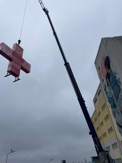 Εντυπωσιακός φωτιζόμενος σταυρός 4 μέτρων στη νέα πτέρυγα του Νοσοκομείου Βέροιας