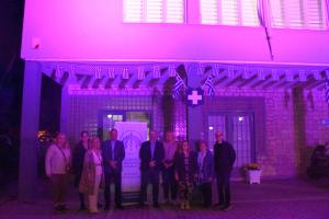 Φωταγωγήθηκε το Δημαρχείο Νάουσας για τον Μήνα Πρόληψης του Καρκίνου του Μαστού