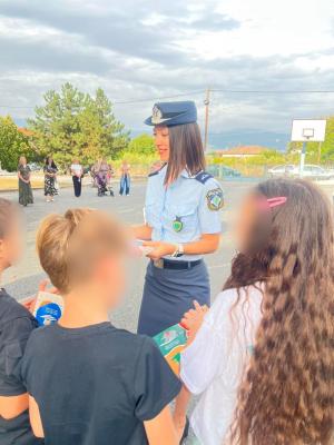 Αστυνομικοί μοίρασαν σε μαθητές ενημερωτικό υλικό για την οδική ασφάλεια