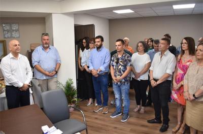 Ο βουλευτής Βασίλης Κοτίδης ευχαριστεί για την παρουσία του κόσμου στα εγκαίνια του γραφείου του